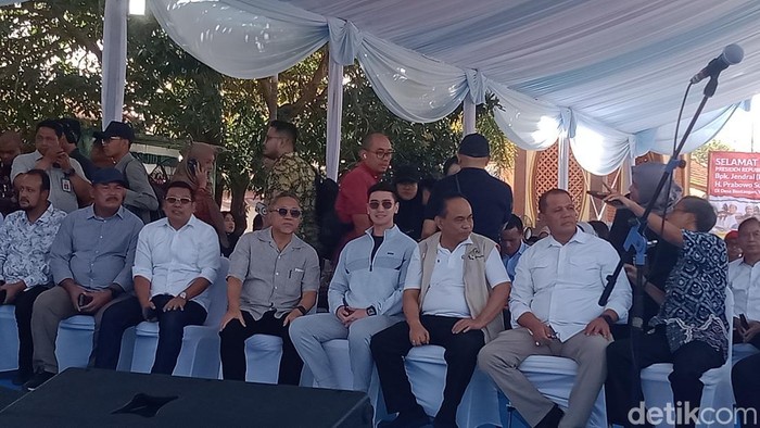 Menko Pangan Zulkifli Hasan bersama Menteri Koperasi Budi Arie Setiadi meninjau kesiapan KDMP di Bentangan, Klaten, Minggu (20/7/2025).
