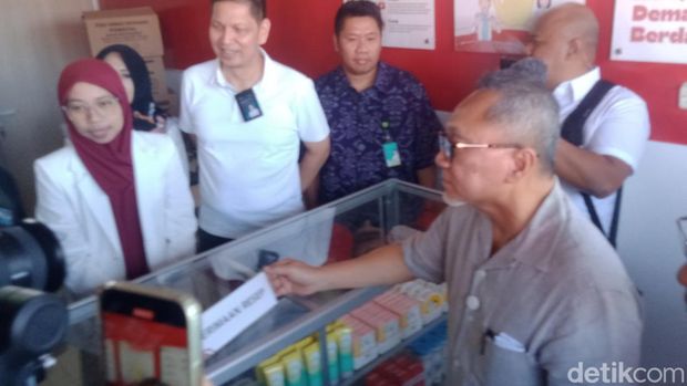 Menko Pangan Zulkifli Hasan bersama Menteri Koperasi Budi Arie Setiadi meninjau kesiapan KDMP di Bentangan, Klaten, Minggu (20/7/2025).