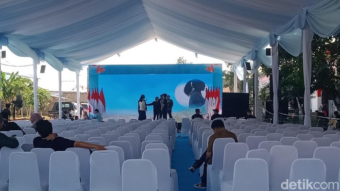 Penampakan panggung utama peresmian Kopdes Merah Putih di Bentangan, Klaten, Minggu (20/7/2025).