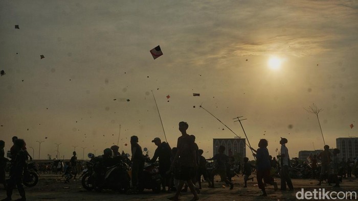 Layangan di perbatasan Surabaya-Sidoarjo