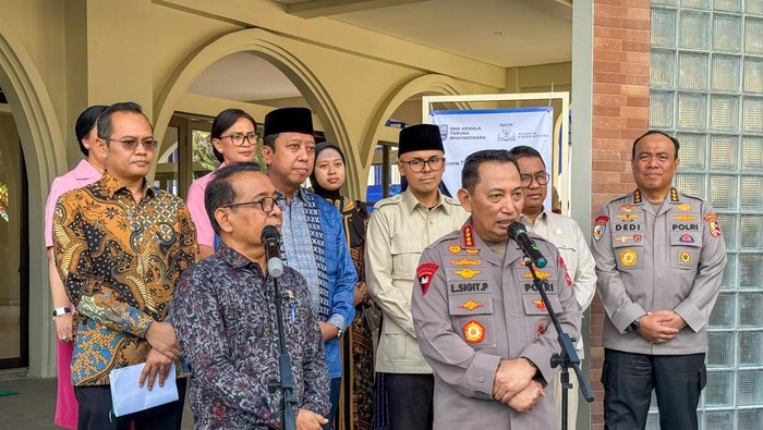 Kapolri Jenderal Listyo Sigit Prabowo usai peresmian SMA Kemala Taruna Bhayangkara di Sleman, Minggu (20/7/2025).