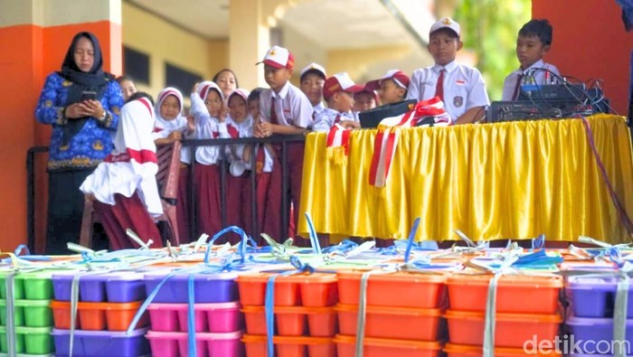 Ratusan siswa Sekolah Dasar Negeri (SDN) 050, Tarakan Utara menyambut program MBG perdana pada Februari 2025.