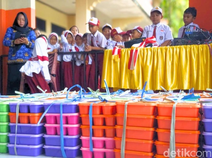 Ratusan siswa Sekolah Dasar Negeri (SDN) 050, Tarakan Utara menyambut program MBG perdana pada Februari 2025.