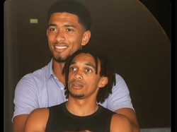 Yang ini adalah dua pesepakbola Inggris yang kini main di Real Madrid, Jude Bellingham dan Trent Alexander-Arnold, masih dalam pose viral si CEO dan pegawainya. Foto: dok. Internet/X (Twitter)