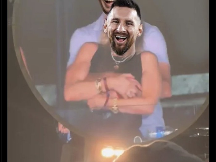 Meme Pemain Bola ala CEO yang kepergok di Konser Coldplay