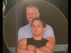 Bahkan Jamie Carragher dan Gary Neville, dua eks-pesepakbola yang kini jadi pundit dengan interaksi kocak, ikut dijadikan meme ala CEO dengan pegawainya. Foto: dok. Internet/X (Twitter)