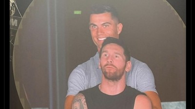 Meme Pemain Bola ala CEO Kepergok di Konser Coldplay: Ada Ronaldo-Messi