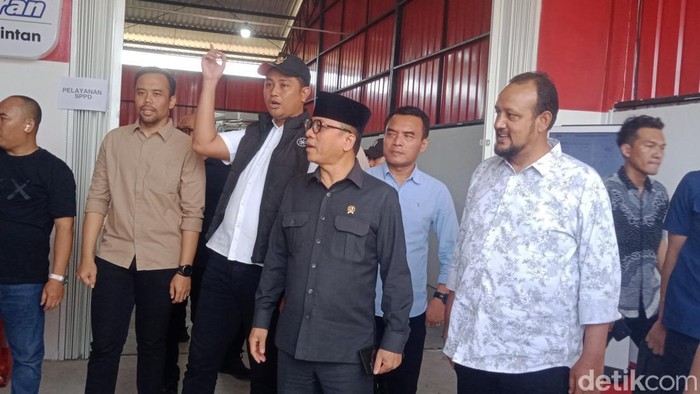 Menteri Desa Yandri Susanto mengecek persiapan di Kopdes Merah Putih Desa Bentangan Klaten, Minggu (20/7/2025).