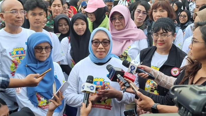 Menteri PPPA Arifatul Choiri Fauzi hidupkan kembali permainan tradisional di Bundaran HI, Jakarta Pusat pada MInggu (20/7/2025)