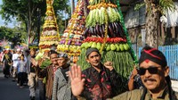 Tradisi turun temurun yang digelar setiap bulan Suro penanggalan Jawa tersebut diisi pentas budaya dan kirab gunungan hasil bumi yang kemudian diperebutkan oleh warga sebagai bentuk wujud rasa syukur kepada Tuhan Yang Maha Esa atas limpahan rezeki sekaligus untuk menjalin kerukunan antarwarga serta melestarikan dan mengenalkan budaya Jawa kepada generasi muda. ANTARA FOTO/Makna Zaezar