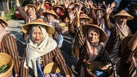 Tak hanya kirab, kegiatan ini juga dimeriahkan dengan pentas seni budaya Jawa, seperti tarian tradisional dan gamelan. Atmosfer semarak dan penuh kegembiraan menyelimuti seluruh rangkaian acara, yang tidak hanya memperkuat ikatan sosial antarwarga, tetapi juga menjadi sarana edukasi budaya bagi generasi muda. ANTARA FOTO/Makna Zaezar