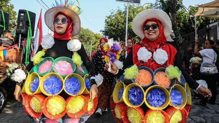 Sejumlah peserta mengenakan kostum karnaval saat mengikuti tradisi sadranan dan kirab budaya Soen An Ing (Sunan Kuning) di Jalan Lebdosari, Semarang, Jawa Tengah, Minggu (20/7/2025). Tradisi turun temurun yang digelar setiap bulan Suro penanggalan Jawa tersebut diisi pentas budaya dan kirab gunungan hasil bumi yang kemudian diperebutkan oleh warga sebagai bentuk wujud rasa syukur kepada Tuhan Yang Maha Esa atas limpahan rezeki sekaligus untuk menjalin kerukunan antarwarga serta melestarikan dan mengenalkan budaya Jawa kepada generasi muda. ANTARA FOTO/Makna Zaezar