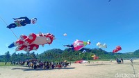 Kepala Desa Rejosari, Kecamatan Kalidawir Sudikan, mengatakan festival layang-layang tersebut diikuti oleh puluhan peserta dari berbagai di Jawa Timur hingga Yogyakarta.