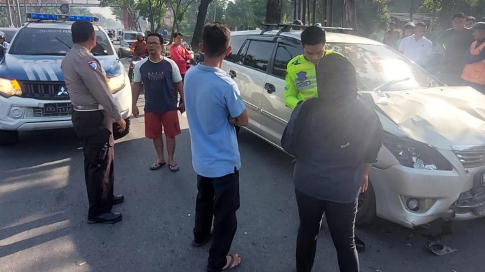 Mobil Innova diamankan usai menabrak pasutri yang sedang berjalan kaki. (Dok Satlantas Polresta Pekanbaru)
