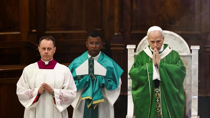 Momen Khidmat, Paus Leo XIV Cium Altar di Katedral San Pancrazio Suasana khidmat menyelimuti Katedral San Pancrazio di Albano Laziale, Italia, saat Paus Leo XIV memimpin Misa pada Minggu (20/7/2025). Misa tersebut menjadi salah satu agenda penting dalam kunjungan pastoral Paus ke wilayah pinggiran Roma tersebut.