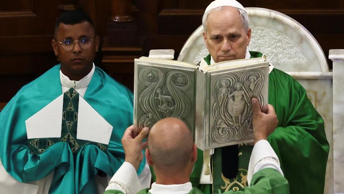 Suasana khidmat menyelimuti Katedral San Pancrazio di Albano Laziale, Italia, saat Paus Leo XIV memimpin Misa pada Minggu (20/7/2025). Misa tersebut menjadi salah satu agenda penting dalam kunjungan pastoral Paus ke wilayah pinggiran Roma tersebut.