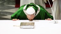 Dalam momen yang sarat makna spiritual, Paus Leo XIV terekam mencium altar, sebuah gestur simbolik yang mencerminkan penghormatan mendalam terhadap kekudusan tempat ibadah dan pengorbanan Kristus. REUTERS/Yara Nardi