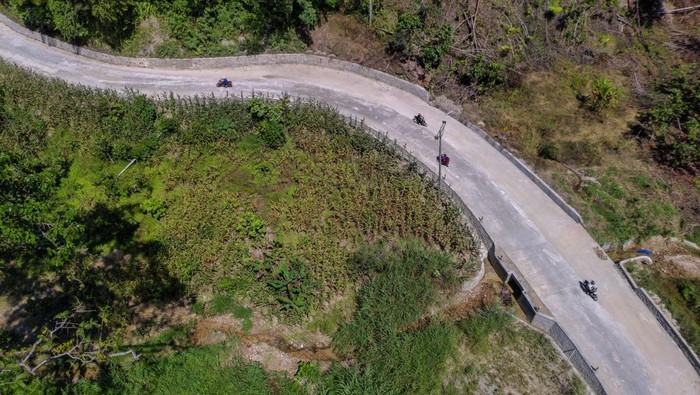 Nggak Lagi Terjal! Akses ke Danau Lindu Kini Mulus Beton Foto udara suasana bangunan di kawasan rest area jalan tol Padang - Sicincin di Padang Pariaman, Sumatera Barat, Minggu (20/7/2025). PT Hutama Karya Infrastruktur (HKI) menuntaskan 100 persen pembangunan dua rest area atau tempat istirahat pelayanan di Jalan Tol Padang-Sicincin dengan mengusung konsep rumah adat Minangkabau didukung fasilitas lain seperti masjid, toilet umum, toilet difabel, klinik, bengkel, kantor pengelola, bangunan pengolahan limbah hingga food court namun belum dibuka secara resmi untuk umum. ANTARA FOTO/Iggoy el Fitra