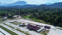 Warga setempat menyambut baik pembangunan jalan ini karena selain mempermudah mobilitas, juga membuka peluang ekonomi baru di kawasan sekitar danau. Dengan jalan yang kini mulus, pengunjung tak perlu khawatir lagi melewati medan terjal untuk menikmati keindahan Danau Lindu yang memesona. ANTARA FOTO/Iggoy el Fitra