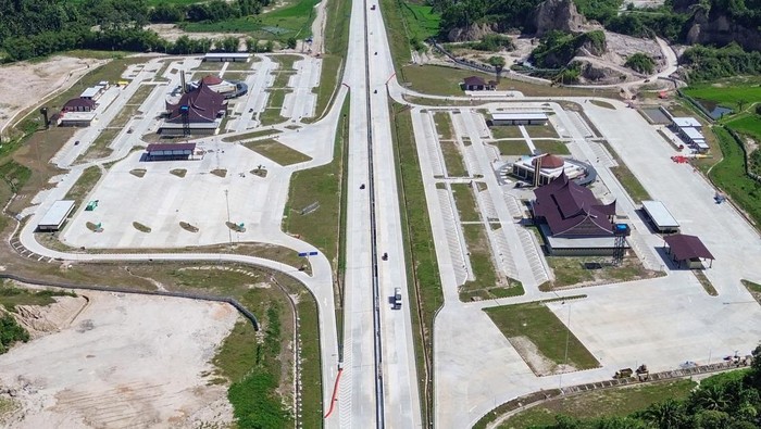Nggak Lagi Terjal! Akses ke Danau Lindu Kini Mulus Beton Foto udara suasana bangunan di kawasan rest area jalan tol Padang - Sicincin di Padang Pariaman, Sumatera Barat, Minggu (20/7/2025). PT Hutama Karya Infrastruktur (HKI) menuntaskan 100 persen pembangunan dua rest area atau tempat istirahat pelayanan di Jalan Tol Padang-Sicincin dengan mengusung konsep rumah adat Minangkabau didukung fasilitas lain seperti masjid, toilet umum, toilet difabel, klinik, bengkel, kantor pengelola, bangunan pengolahan limbah hingga food court namun belum dibuka secara resmi untuk umum. ANTARA FOTO/Iggoy el Fitra