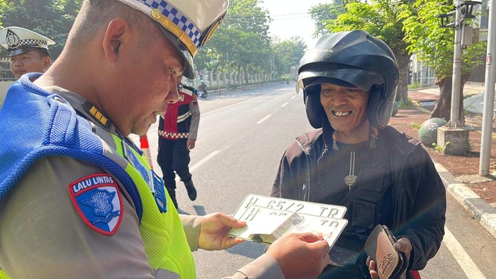 Satgas Operasi Patuh Candi 2025 Polda Jateng ketika menggelar razia di Kota Semarang, Sabtu (19/7/2025).