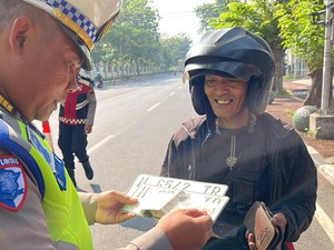 Satgas Operasi Patuh Polda Jateng Beri Teguran Simpatik Lansia Pelanggar Lalin