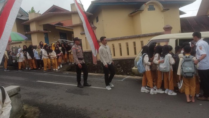 Bripka Fendy Triwibowo bersama anak-anak SD yang selama ini ia antar-jemput di Desa Damarkasiyan, Wonosono. Bripka Fendy setiap hari mengantar-jemput karena para murid harus melewati medan berat saat berangkat sekolah.