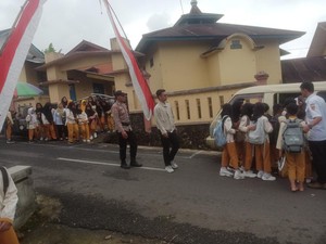 Cerita Bripka Fendy Setia Antar-Jemput Anak Sekolah di Desa Wonosobo