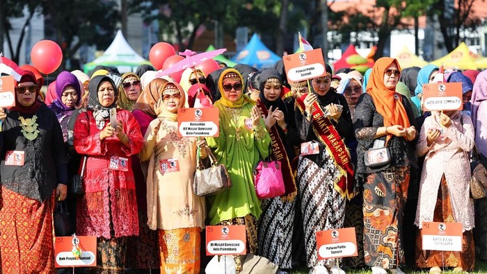 Parade kebaya di Palembang.