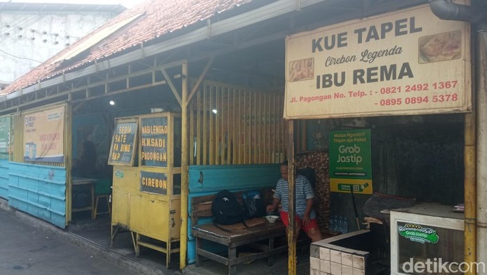 Pedagang Kue Tapel dan Nasi Lengko di gang RW 04 Pekalangan Utara
