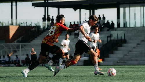 Pemain Bali United Thijmen Goppel (kanan) tampil dalam laga uji coba melawan Bhayangkara Presisi Lampung FC. (Foto: Dok. Bali United)