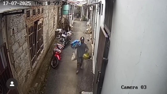 Aksi pemulung diduga mencuri satu gas LPG 3 Kg di Tapos, Depok, terekaman CCTV, Kamis (17/7). Polisi menyelidiki kasus tersebut.
