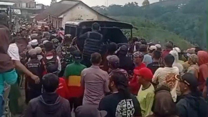 Polisi mengamankan terduga pelaku pencabulan anak karena hendak dimassa warga