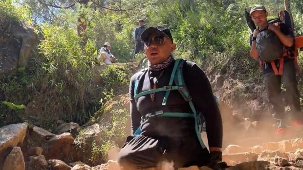 Pendaki difabel Muhmmad Hikmat taklukkan Gunung Prau. Foto diunggah Minggu (20/7/2025).
