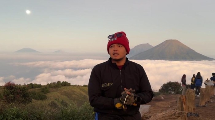 Pendaki difabel Muhmmad Hikmat taklukkan Gunung Prau. 

Foto diunggah Minggu (20/7/2025).