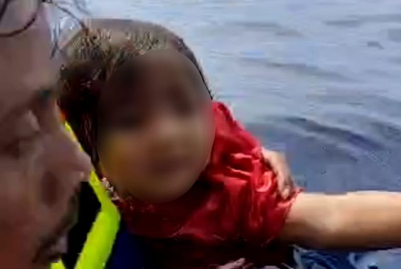 Penyelamatan balita perempuan korban kebakaran KM Barcelona di Pulau Taliase.