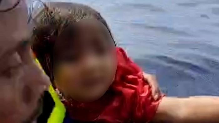 Penyelamatan balita perempuan korban kebakaran KM Barcelona di Pulau Taliase.