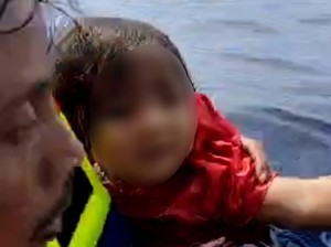 Momen Penyelamatan Balita Korban Kebakaran KM Barcelona di Pulau Talise