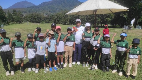 Persatuan Golf Pancasari (PGP) saat mengikut turnamen di Handara Golf & Resort Bali, Buleleng, Minggu (20/7/2025). (Dok. Pemkab Buleleng)