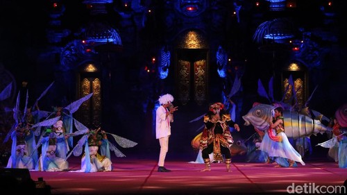 Pertunjukan drama tari Maya Kala Tekno saat penutupan Pesta Kesenian Bali ke-47 sekaligus pembukaan Festival Seni Bali Jani di Art Center, Denpasar, Sabtu (19/7/2025). (Foto: Aryo Mahendro/detikBali)
