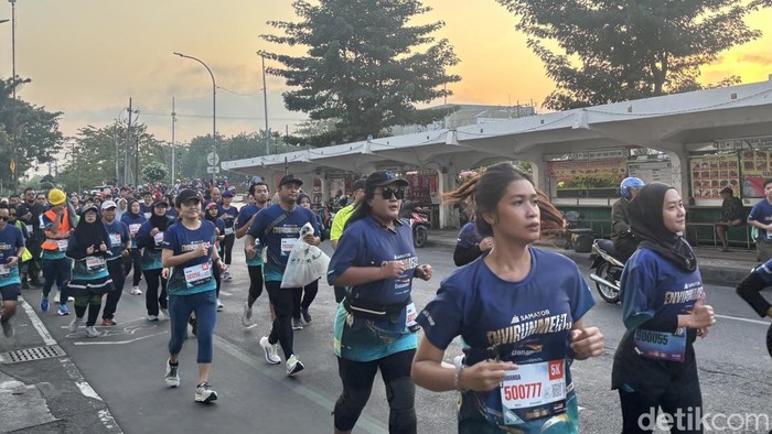 Peserta lari Samator EnviRUNment 2.0 di Kota Lama Surabaya.