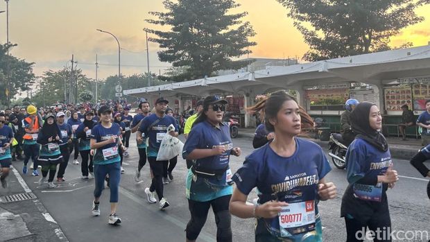 Peserta lari Samator EnviRUNment 2.0 di Kota Lama Surabaya.