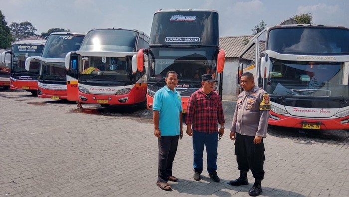 Polisi saat membantu kakek yang mencari anaknya di Tangsel namun tak ketemu pulang ke Sragen (dok. Istimewa)
