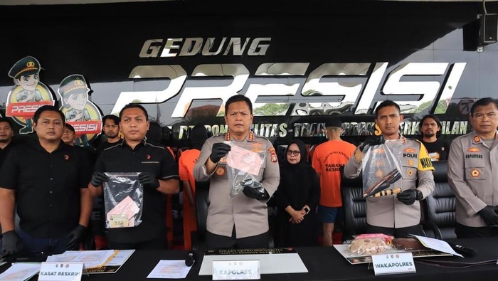 Polisi menangkap 2 pelaku pencurian motor yang menodong senpi Replika di Bekasi. (dok istimewa)