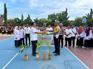 Gaungkan Green Policing, Polres Kuansing Bawa Pohon Masuk Sekolah