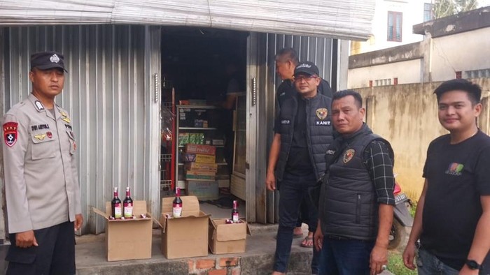 Polsek Tanjung Batu razia miras dan dapati puluhan botol dari 3 warung milik warga Ogan Ilir.