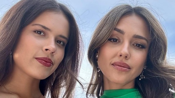 Potret Jessica Alba dan Anak Perempuan Bak Kembaran