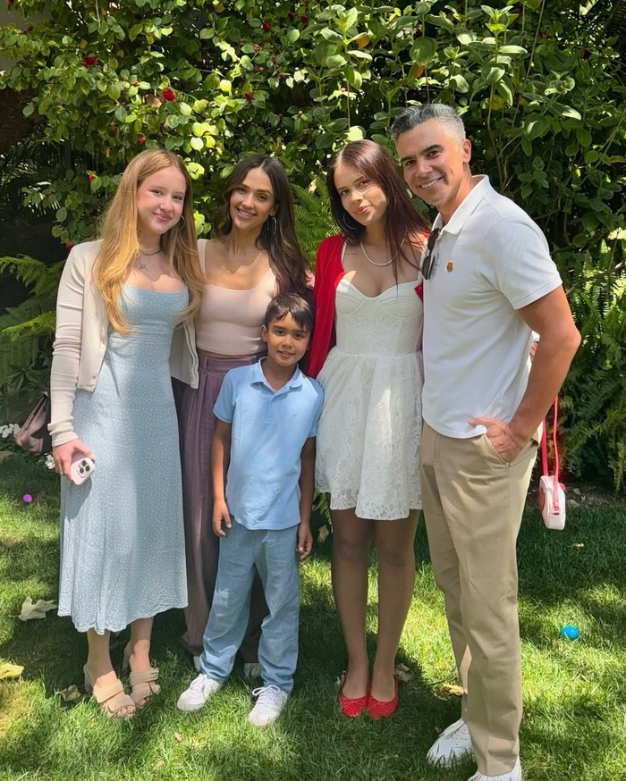Potret Jessica Alba dan Anak Perempuan Bak Kembaran