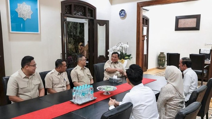 Prabowo bertemu dengan Jokowi di Solo Presiden Prabowo menyempatkan diri bersilaturahmi ke kediaman Presiden Republik Indonesia ke-7, Joko Widodo, didampingi oleh Wakil Presiden Gibran Rakabuming Raka serta anggota Kabinet Merah Putih,