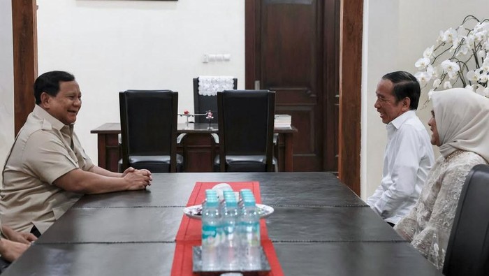 Presiden Prabowo menyempatkan diri bersilaturahmi ke kediaman Presiden Republik Indonesia ke-7, Joko Widodo, didampingi oleh Wakil Presiden Gibran Rakabuming Raka serta anggota Kabinet Merah Putih,